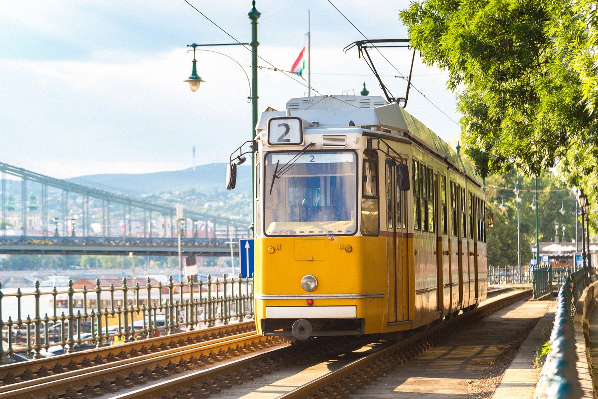 Gelbe Straßenbahn der Linie 2 am Donauufer in Budapest