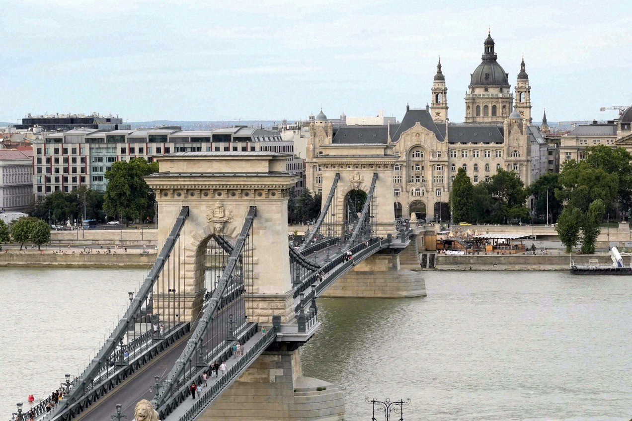 Széchenyi-Kettenbrücke über die Donau, dahinter die St.-Stephans-Basilika